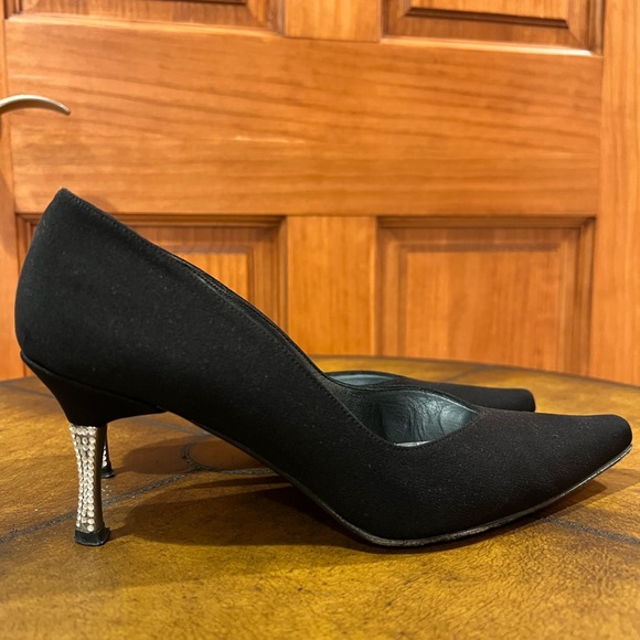 STUART WEITZEMAN KITTEN PUMP SIZE 6½ WITH A 2 ½” HEEL AND RHINESTONE ACCENTS. - Picture 3 of 11